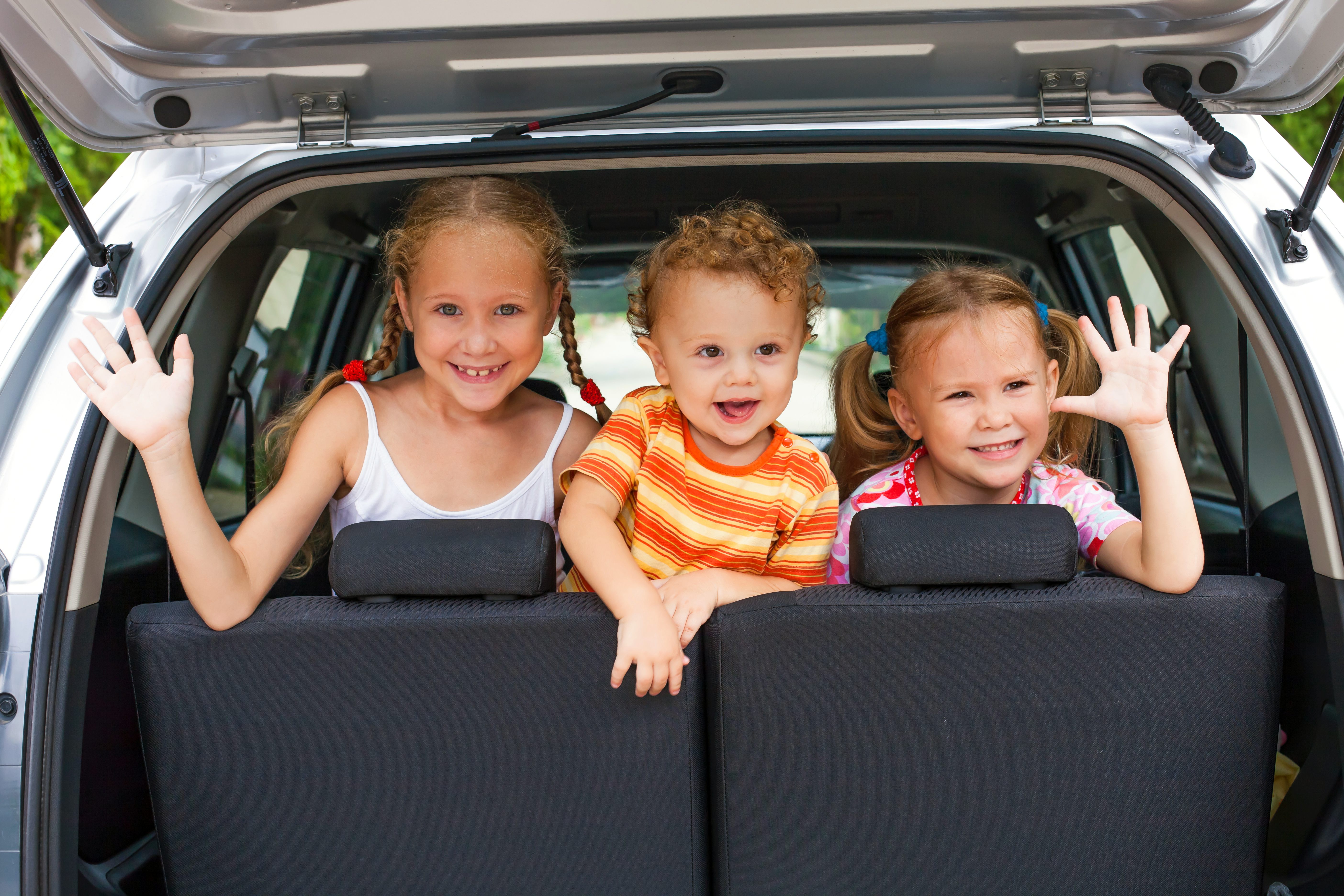 На машине на выходные с детьми. Семья с автомобилем. Путешествие на машине с детьми. Машина для путешествий семьей. Машина для детей.